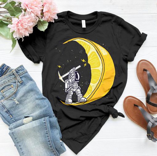 Astronaut digging the lemon t shirt